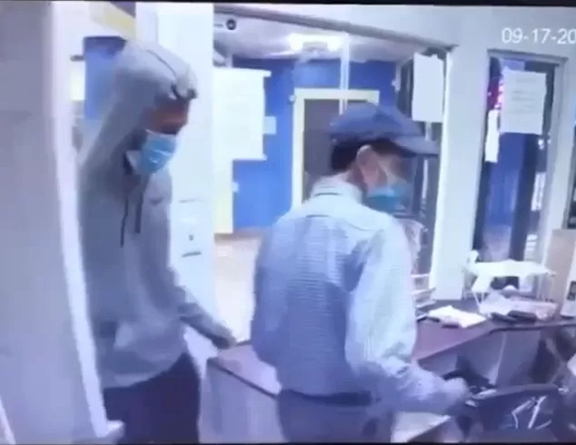 惨剧! 华人移民遭入室抢劫 被17岁黑人连捅数刀 当场毙命 监控录下全程!