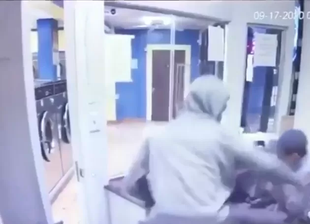 惨剧! 华人移民遭入室抢劫 被17岁黑人连捅数刀 当场毙命 监控录下全程!