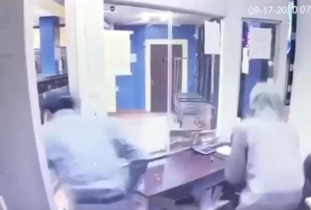 惨剧! 华人移民遭入室抢劫 被17岁黑人连捅数刀 当场毙命 监控录下全程!