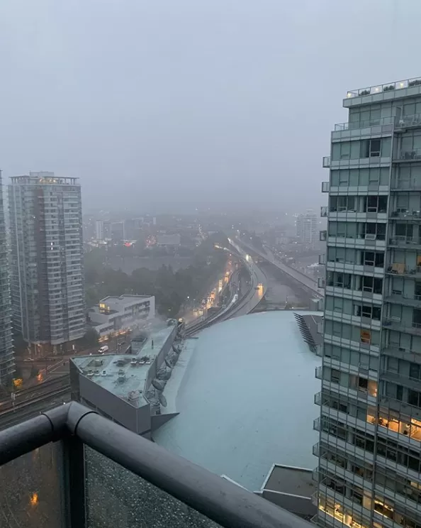 昏天暗地! 大温遭狂风暴雨袭击 多地停电 更猛雷暴洪水在路上 开车小心!