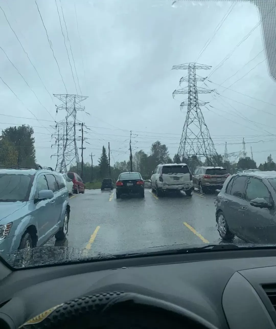 昏天暗地! 大温遭狂风暴雨袭击 多地停电 更猛雷暴洪水在路上 开车小心!