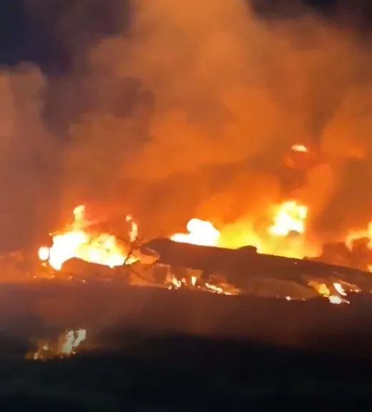 突发灾难! 刚刚 飞机坠毁公路 25人死亡 一群天之骄子葬身火海!