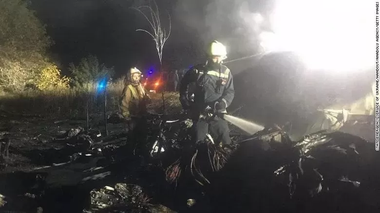 突发灾难! 刚刚 飞机坠毁公路 25人死亡 一群天之骄子葬身火海!