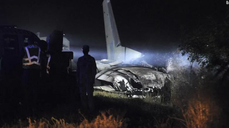 突发灾难! 刚刚 飞机坠毁公路 25人死亡 一群天之骄子葬身火海!