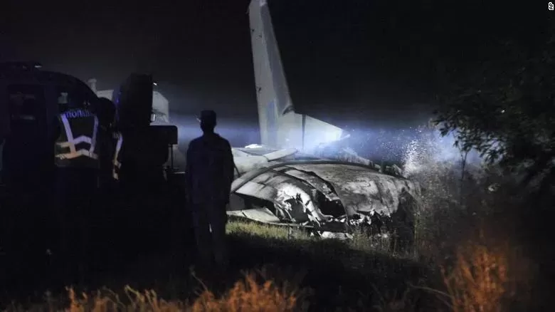 突发灾难! 刚刚 飞机坠毁公路 25人死亡 一群天之骄子葬身火海!
