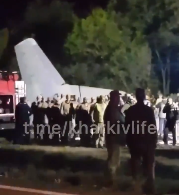 突发灾难! 刚刚 飞机坠毁公路 25人死亡 一群天之骄子葬身火海!