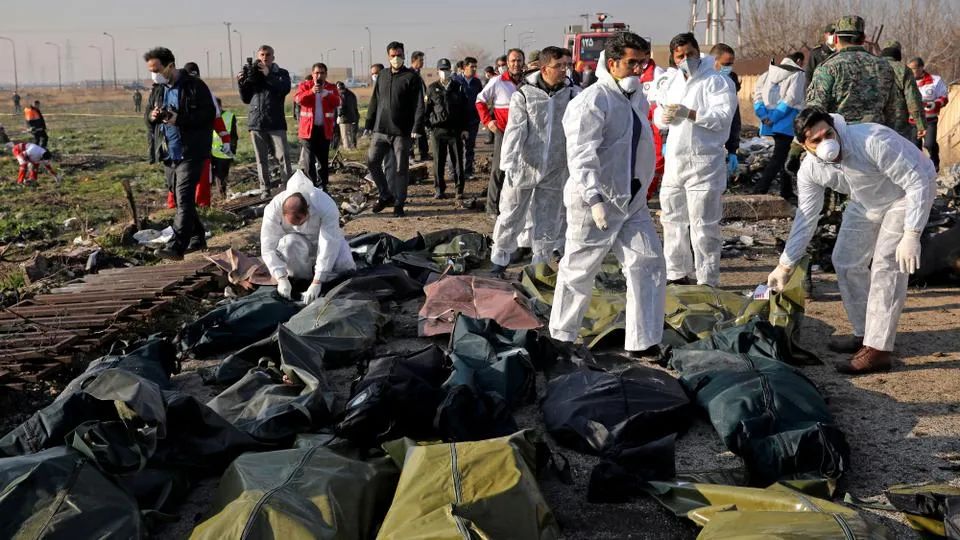 突发灾难! 刚刚 飞机坠毁公路 25人死亡 一群天之骄子葬身火海!
