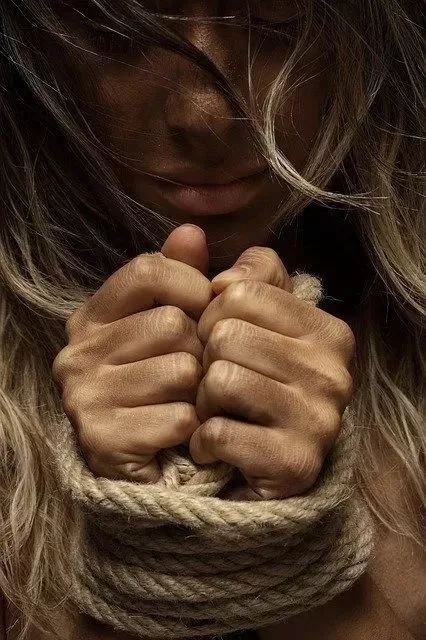 惊! 温哥华女子在家中遭色狼入室 捆绑双手多次强奸! 警察亲手放走的嫌犯