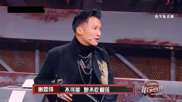 王菲套娃式K歌，身旁帅气男子引热议，曾现身菲姐线上KTV