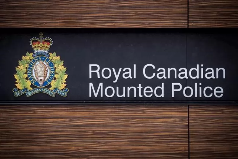难! 疫情加重 加拿大皇家骑警被要求戴口罩 警员竟说: 种族歧视!