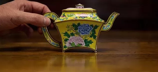 惊! 英国大叔收拾车库 发现一中国酒壶 竟卖出341万天价 一夜变富豪!