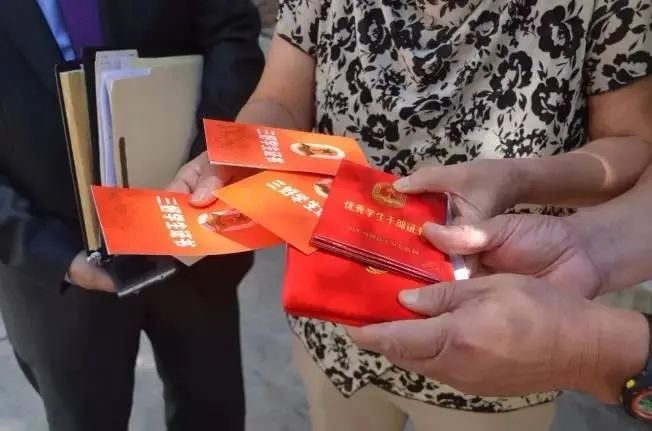 狗血! 老婆出轨 华裔工程师当街17刀捅死奸夫! 一场婚外情葬送两精英!