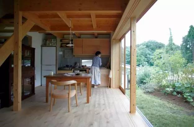 夫妻搬入大山盖70㎡小木屋 烧柴火洗澡泡铁质浴缸