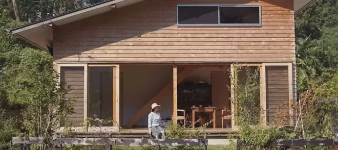 夫妻搬入大山盖70㎡小木屋 烧柴火洗澡泡铁质浴缸