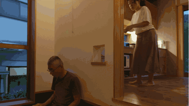 夫妻搬入大山盖70㎡小木屋 烧柴火洗澡泡铁质浴缸