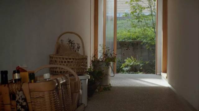 夫妻搬入大山盖70㎡小木屋 烧柴火洗澡泡铁质浴缸