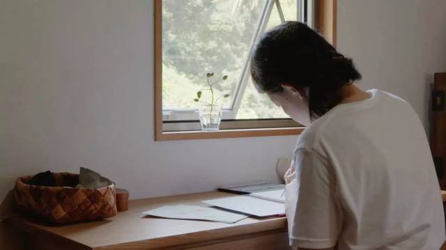 夫妻搬入大山盖70㎡小木屋 烧柴火洗澡泡铁质浴缸