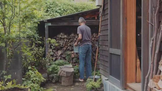 夫妻搬入大山盖70㎡小木屋 烧柴火洗澡泡铁质浴缸