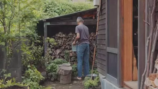 夫妻搬入大山盖70㎡小木屋 烧柴火洗澡泡铁质浴缸