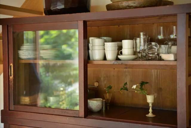 夫妻搬入大山盖70㎡小木屋 烧柴火洗澡泡铁质浴缸