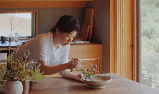 夫妻搬入大山盖70㎡小木屋 烧柴火洗澡泡铁质浴缸