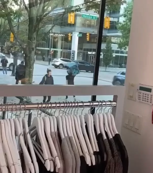 温哥华最狠大妈! 光天化日进店偷沙发 扛起来就撤 走出了六亲不认的步伐...