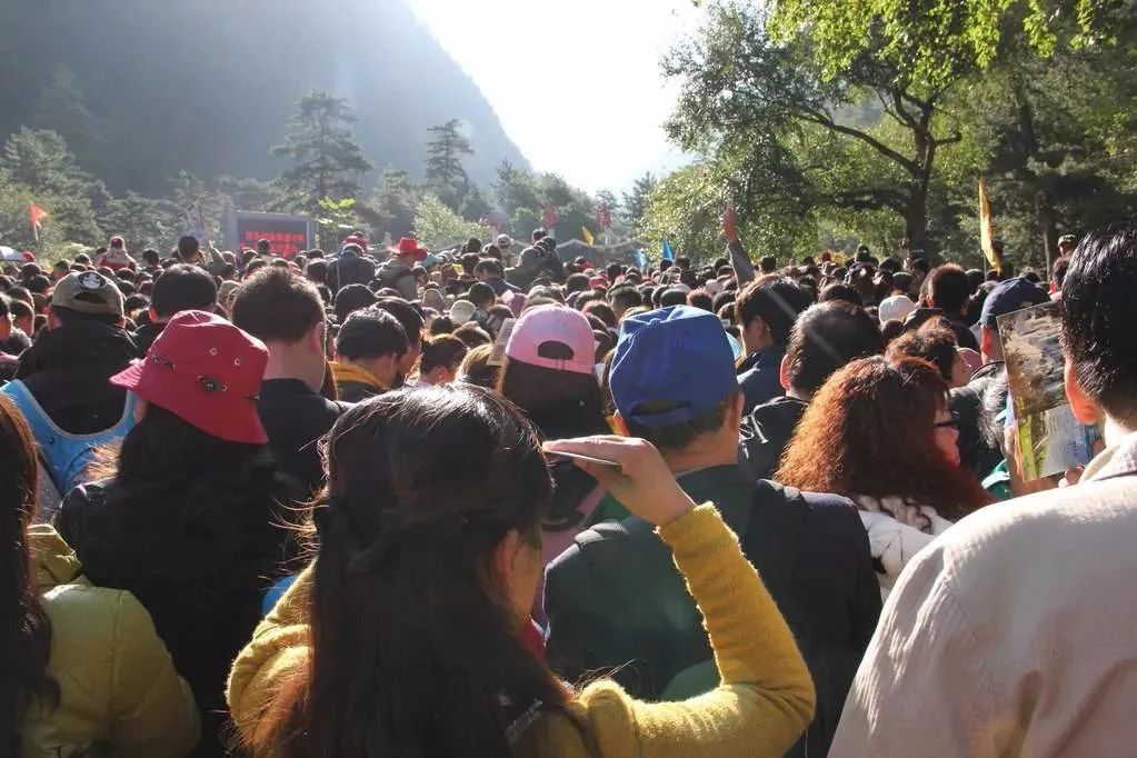 触目惊心！中国人度假这几天，他们把祖孙三代人送上了战场…