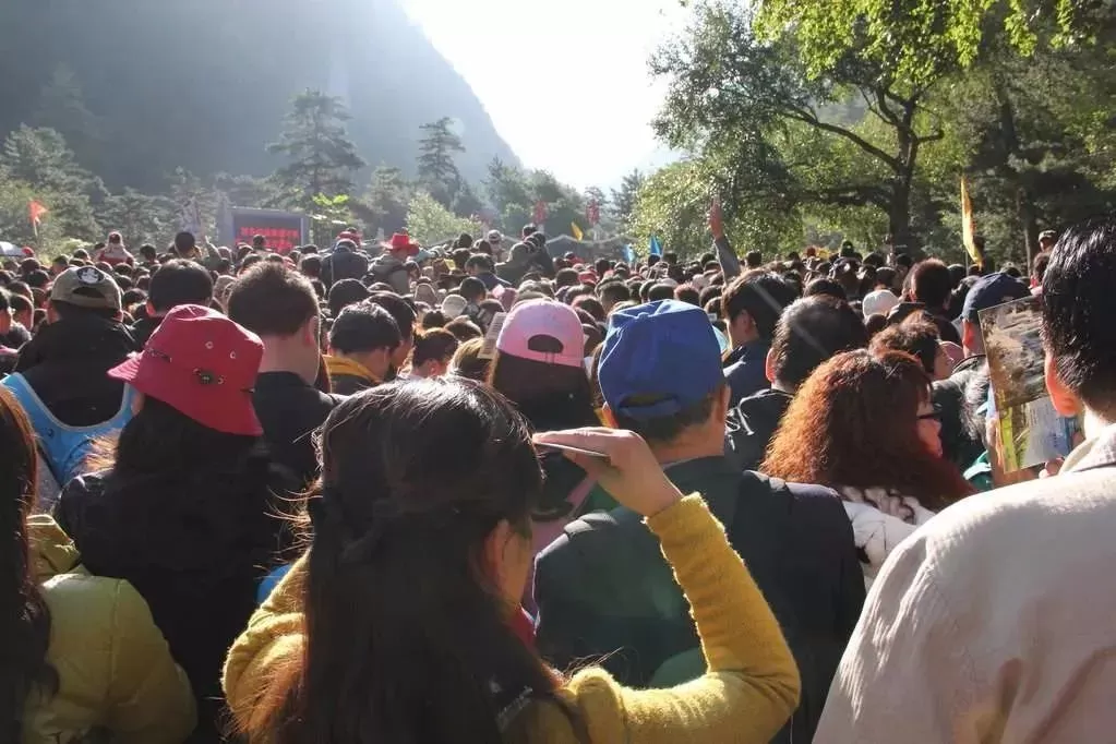 触目惊心！中国人度假这几天，他们把祖孙三代人送上了战场…