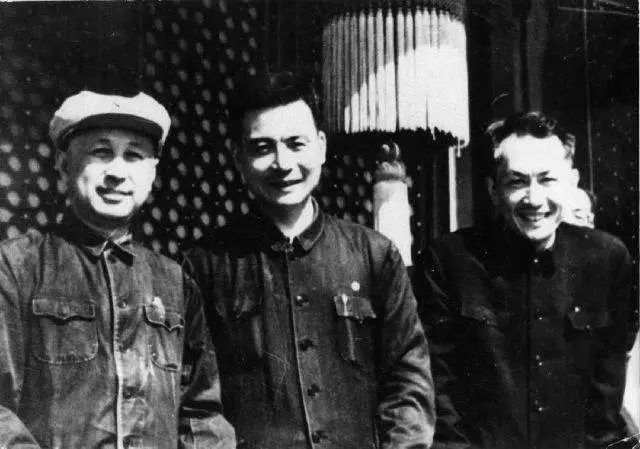 触目惊心！中国人度假这几天，他们把祖孙三代人送上了战场…