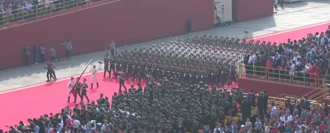 触目惊心！中国人度假这几天，他们把祖孙三代人送上了战场…