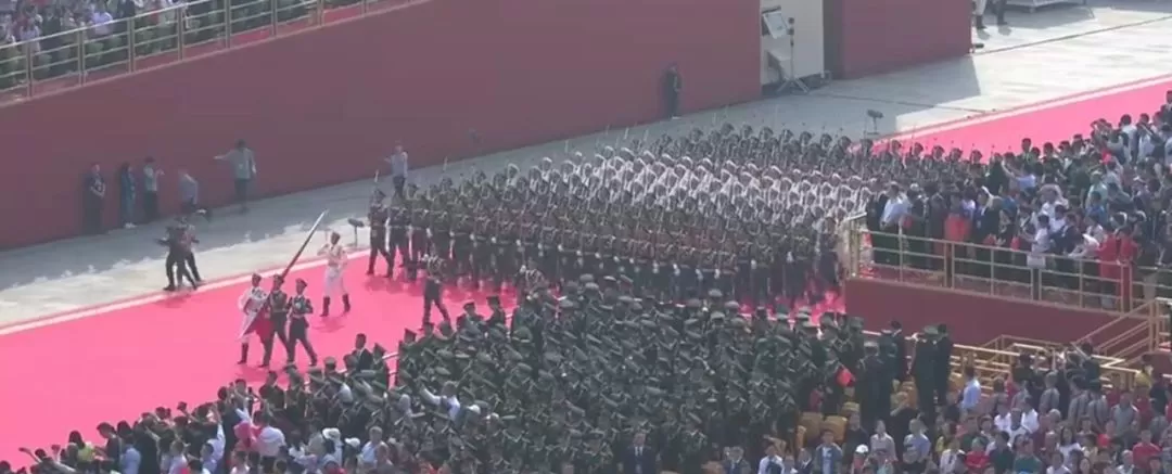 触目惊心！中国人度假这几天，他们把祖孙三代人送上了战场…