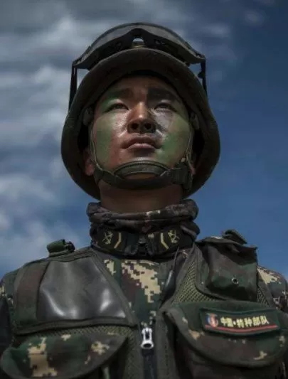 触目惊心！中国人度假这几天，他们把祖孙三代人送上了战场…