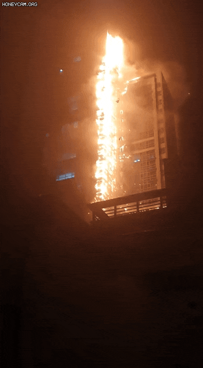 突发! 33层豪华公寓遭烈火吞噬 住户集体绝望逃上屋顶 民众哭泣围观!