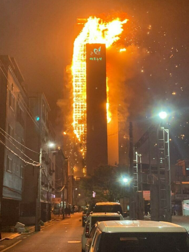 突发! 33层豪华公寓遭烈火吞噬 住户集体绝望逃上屋顶 民众哭泣围观!