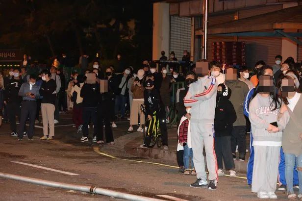 突发! 33层豪华公寓遭烈火吞噬 住户集体绝望逃上屋顶 民众哭泣围观!