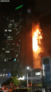 突发! 33层豪华公寓遭烈火吞噬 住户集体绝望逃上屋顶 民众哭泣围观!