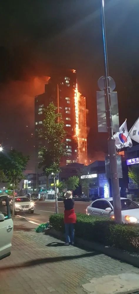 突发! 33层豪华公寓遭烈火吞噬 住户集体绝望逃上屋顶 民众哭泣围观!
