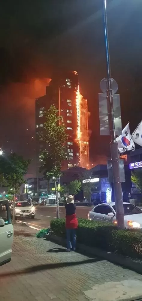 突发! 33层豪华公寓遭烈火吞噬 住户集体绝望逃上屋顶 民众哭泣围观!