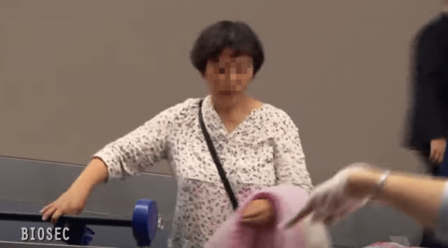 勇猛! 中国大妈背2蛇皮袋闯海关 一打开惊翻全场! 作妖撒泼骂街上国外头条