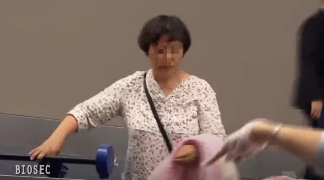 勇猛! 中国大妈背2蛇皮袋闯海关 一打开惊翻全场! 作妖撒泼骂街上国外头条