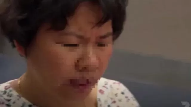勇猛! 中国大妈背2蛇皮袋闯海关 一打开惊翻全场! 作妖撒泼骂街上国外头条