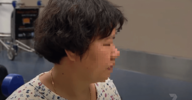 勇猛! 中国大妈背2蛇皮袋闯海关 一打开惊翻全场! 作妖撒泼骂街上国外头条