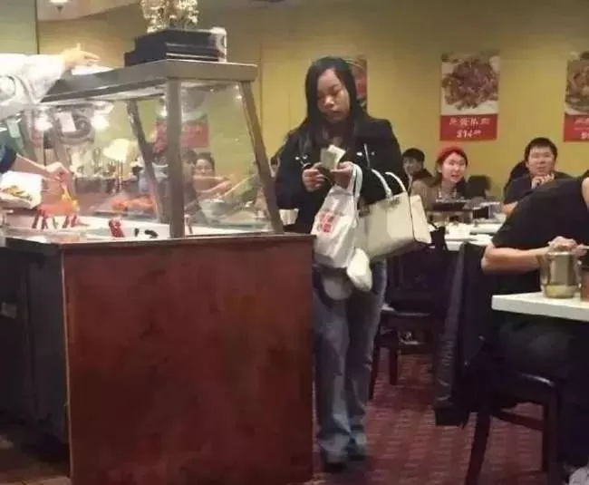 悲催! 华人网红凤姐哭诉: 在美10年人不如狗 嫁不出去 移民改变不了阶层!