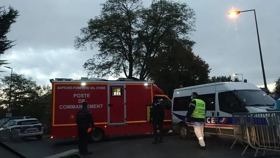 突发! 巴黎爆恐袭 光天化日之下暴徒砍下教师头颅 弃尸马路!