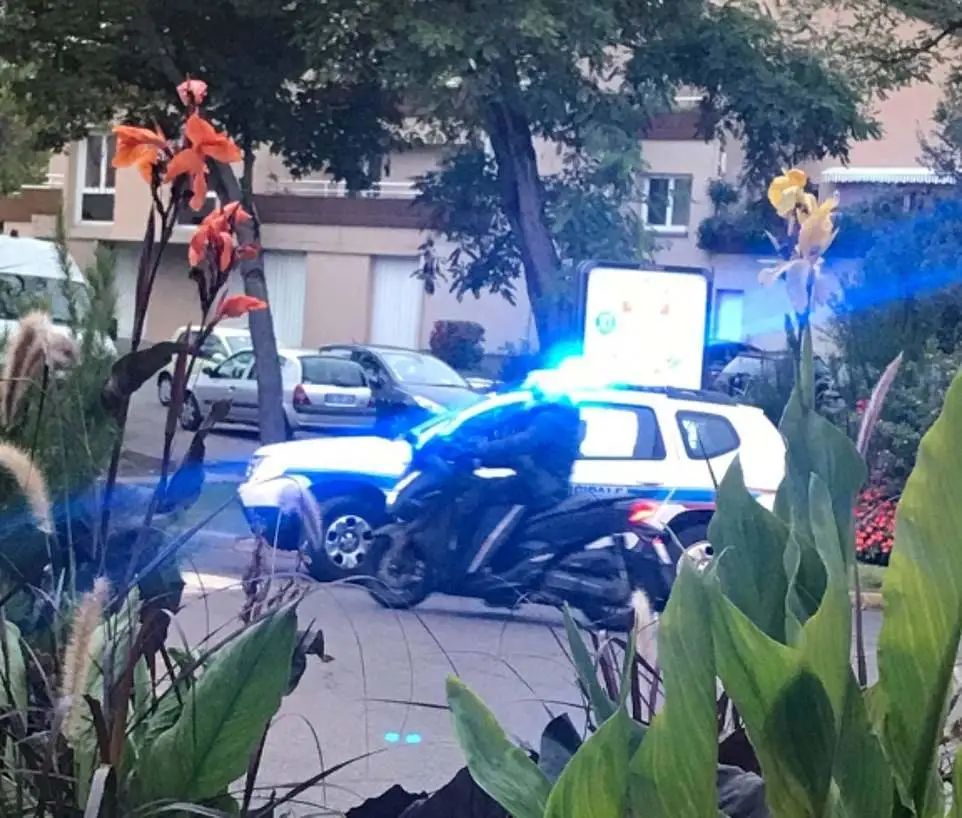 突发! 巴黎爆恐袭 光天化日之下暴徒砍下教师头颅 弃尸马路!