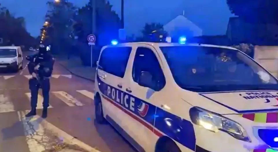突发! 巴黎爆恐袭 光天化日之下暴徒砍下教师头颅 弃尸马路!