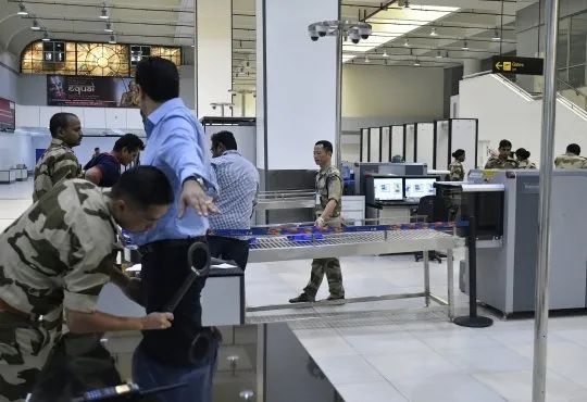 太拼了! 过海关被拦 直肠里抠出一堆金条! 华人女子美国遭遣返