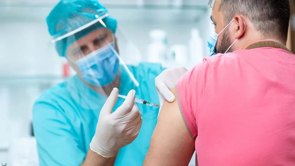 重大突发! 英国政府宣布 将故意感染大批志愿者 获取最强新冠疫苗!