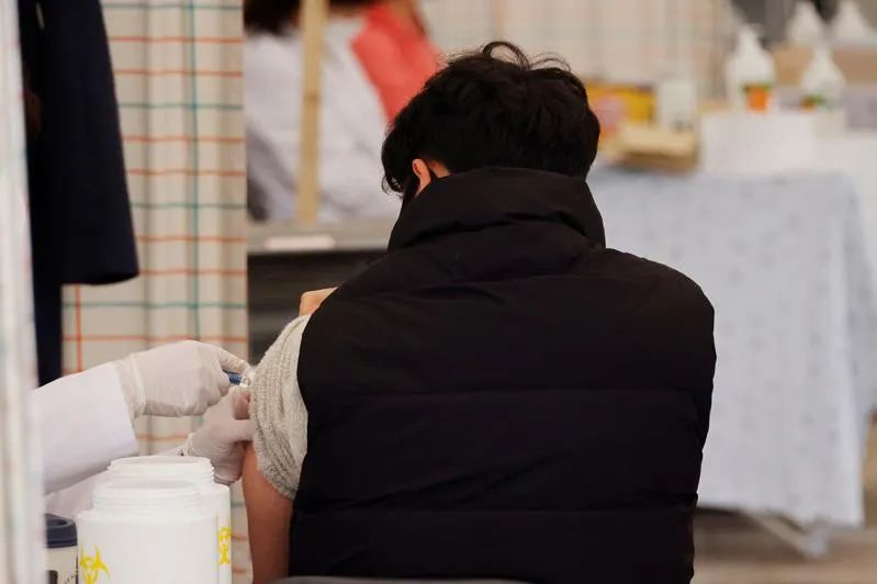 出事了! 接种疫苗后多人神秘暴毙 已25死! 最小17岁 官方拒绝叫停 医生质疑!