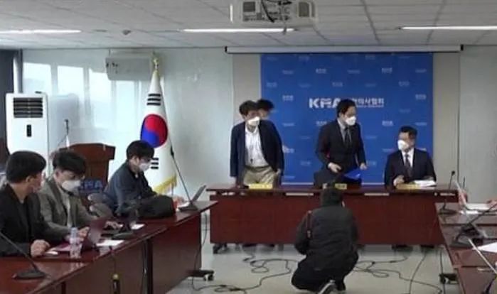 出事了! 接种疫苗后多人神秘暴毙 已25死! 最小17岁 官方拒绝叫停 医生质疑!